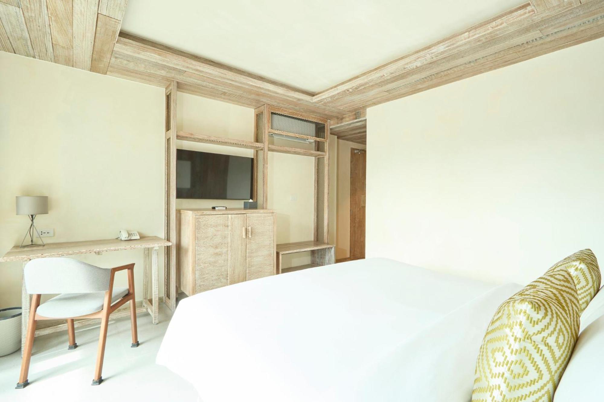 Dinso Resort - SHA Extra Plus Patong Esterno foto